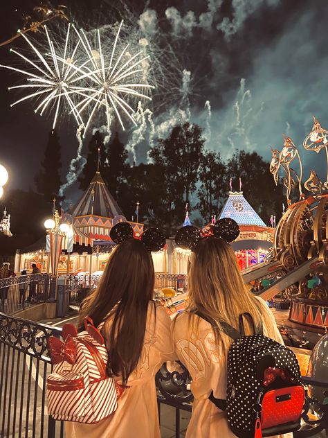 Friends Disney Trip, Disney Ride Photos, Disney Ride Poses, Downtown Disney Aesthetic, Disney Pictures With Friends, Disney Halloween Pictures, Disney Picture Ideas Instagram Friends, Disneyland Pics With Friends, Disney Merch Aesthetic