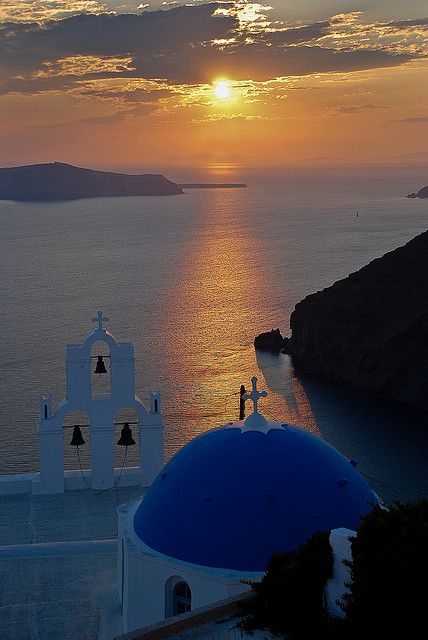 Grecia Santorini, Santorini Sunset, Beautiful Churches, Santorini Greece, Beautiful Place, Greece Travel, Greek Islands, Places Around The World, Mykonos