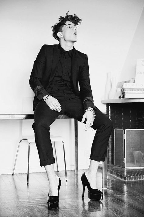 The High Heels Men Adore - MARISA TANIA Men Wearing High Heels, Pose Sitting, Men High Heels, Gender Fluid Fashion, Genderless Fashion, Men In Heels, Gender Fluid, Menswear Runway, Fashion Suits For Men