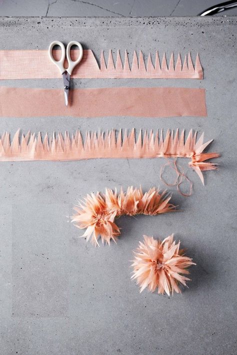 fabric flower tutorial #DIY Diy Fleur, Buat Pita, Making Fabric Flowers, Diy Flores, Fleurs Diy, Fabric Flower Tutorial, Flowers Paper, Paper Diy, Cloth Flowers