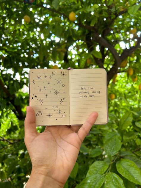 Dairy Journal Ideas, Dairy Journal, Mini Diary, Mini Art Journal, Doodle Quotes, Hand Doodles, Bullet Journal Mood Tracker Ideas, Cute Doodle, Small Journal