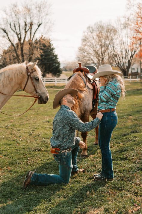 Cowboy Proposal, Western Proposal Ideas, Western Proposal, Country Proposal Ideas, Country Proposal, Best Photo Ideas, Western Couples, Horse Couple, Country Couple Pictures