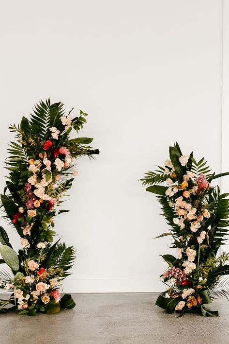 Tropical Flower Wedding Decor, Fall Tropical Wedding Flowers, Tropical Wedding Alter, Simple Tropical Wedding Decor, Tropical Wedding Arch Ideas, Tropical Flower Arch, Tropical Ceremony Arch, Wedding Arch Tropical, Tropical Wedding Backdrop