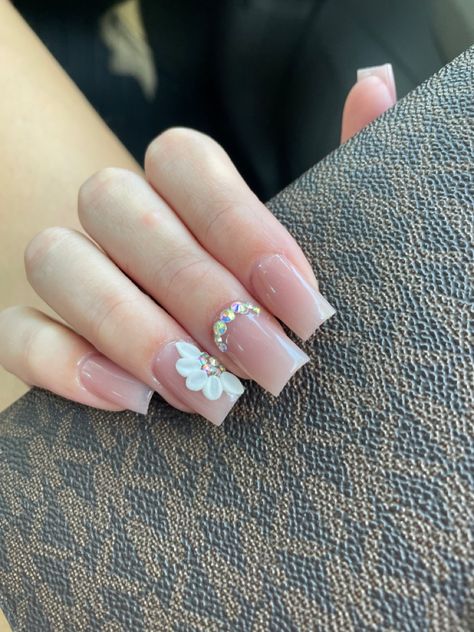 Nails Short Latina, Latina Nails French Tip, Short Nail Gel Polish Ideas, Simple Quince Nails Short, Acrylic Nail Designs Latina, Nails For Damas, Quince Dama Nails, Graduation Nail Inspo Short, White French Tip Rhinestone Nails