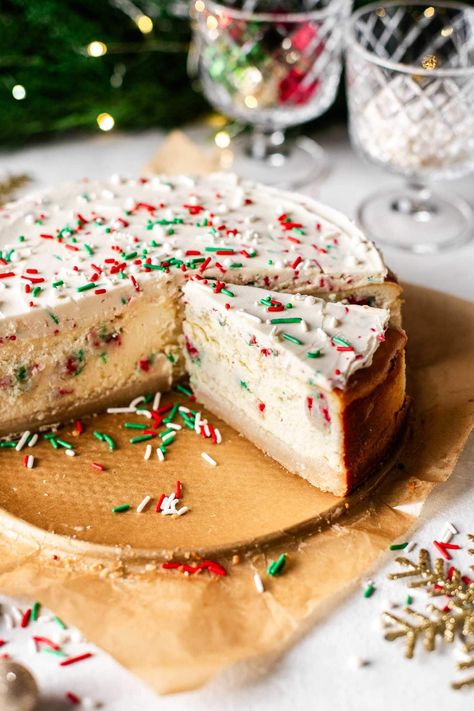 Sugar Cookie Cheesecake Le Creuset Dessert Recipes, Sugar Cookie Cheesecake Christmas, Sugar Cookie Dough Cheesecake, Sugar Cookie Crust Cheesecake, Sugar Cookie Cheesecake Recipe, Christmas Cookie Cheesecake, Christmas Sugar Cookie Cheesecake, Festive Cheesecake, Sugar Cookie Cheesecake Bars