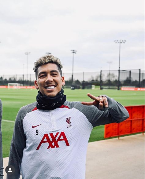 Bobby Firmino, Liverpool Football Club, Liverpool Football, Professional Football, Football Match, Liverpool Fc, Football Soccer, Matching Pfp, Matching Icons