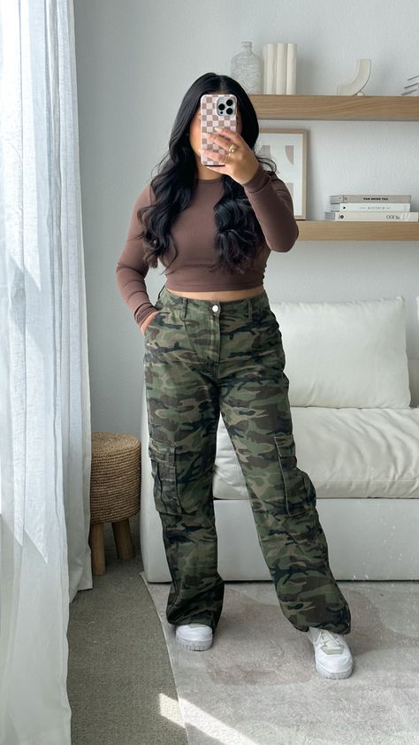 Cargo Pants Outfit Camouflage, Cano Cargo Pants Outfit, Brown And Camo Outfit, Army Print Pants Outfit, Camo Cargo Pants Outfit Fall, Styling Army Green Pants, Women Camo Outfits, Army Green Pants Outfit Women, Green Camo Cargo Pants Outfit