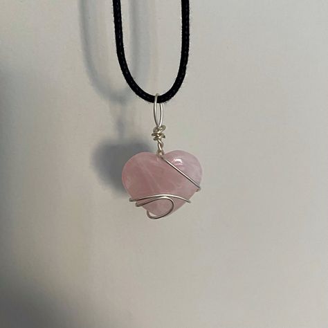 Crystal Pendant Necklace Aesthetic, Crystal Necklace Rose Quartz, Rose Quartz Heart Pendant, Crystal Jewellery Aesthetic, Coquette Small Business, Rose Quartz Heart Necklace, Lana Del Ray Fashion, Crystal Necklaces Aesthetic, Collares Coquette