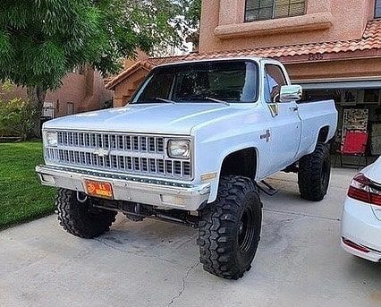 Hot Trucks Chevy, White Square Body Chevy, Chevy Square Body Trucks Lifted, Lifted Square Body Trucks, 90s Chevy Trucks, Lifted Square Body Chevy, Chevy Square Body Trucks, 79 Chevy Truck, 1973 Chevy Truck