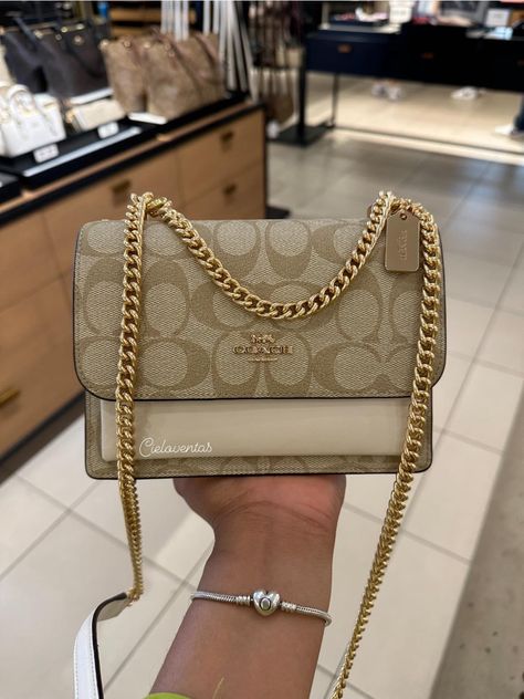 Coach Purse Aesthetic, Mochila Coach, Coach Bag Aesthetic, Expensive Gifts For Women, Coach Bags Handbags, Bolsas Kurt Geiger, Pretty Purses, Purse Ideas, Purse Collection