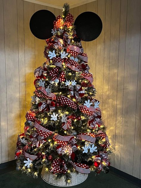 Diy Themed Christmas Tree Ideas, Disney Themed Christmas Trees Mickey Mouse, Disney Chrismas Tree, Christmas Tree Ideas Mickey Mouse, Mickie And Minnie Christmas Tree, Mickey Theme Christmas Tree, Mickey Xmas Tree, Mickey Themed Christmas Tree, Mickey Tree Christmas