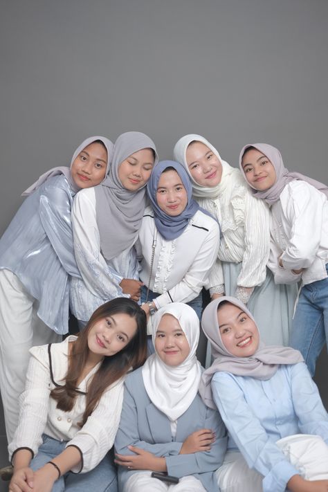 Group Photoshoot Themes Outfit, Group Photo Studio Posing Ideas, Group Theme Outfits, Dresscode For Group Hijab, Tema Photoshoot, Outfit Foto Studio, Photobox Idea, Poto Studio, Group Photo Poses