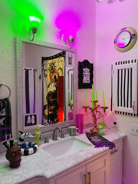 Beetle Juice Bathroom, Tim Burton Home Decor, Punk Bathroom, Beetlejuice Bathroom, Funky Apartment, Goth Bathroom, Eccentric Aesthetic, Spooky Bathroom, Horror Home Decor