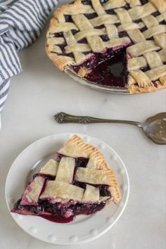 Strawberry Blueberry Pie, Fruits Recipes, Tart Strawberry, Mixed Berry Pie, Cherry Pie Recipe, Blackberry Pie, Dessert Board, Honey Pie, Strawberry Tart