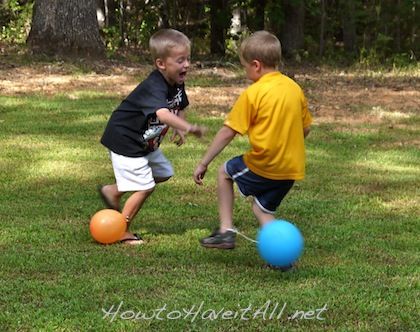 Balloon Stomp.. mark a big area off in your yard for the kids to stay in.Take a small piece of string or ribbon and tie a balloon to the child’s ankle. The goal of the game is to keep your balloon from getting popped! Balloon Games For Kids, Boy Sleepover, Indoor Party Games, Field Day Games, Outdoor Party Games, Balloon Games, Birthday Party Games For Kids, Sleepover Games, Balloon Pop