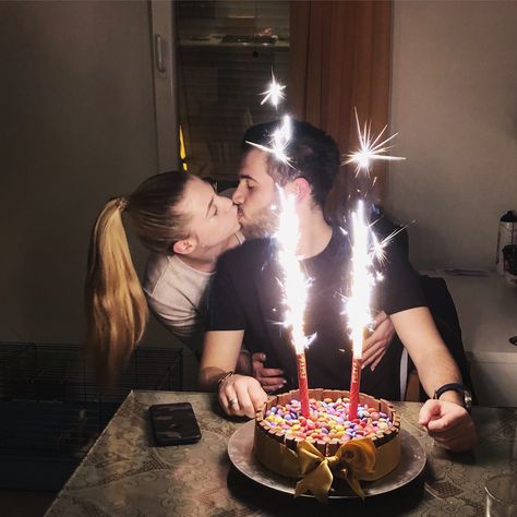 Romantic Birthday Cake For Love, Husband Birthday Picture Ideas, Birthday Copul Pic, Couples Birthday Photoshoot With Cake, Birthday Shoot With Boyfriend, Birthday Picture Ideas With Boyfriend, Birthday Photos Couple, Couple Poses For Birthday, Birthday Photos With Boyfriend