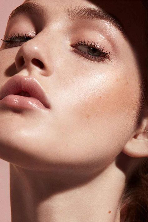 girl with glowing skin wearing glimmer highlighter and mascara and lipgloss Gooey Makeup, New Makeup Trends, Makeup Lovers, Glowy Makeup, Beauty Lifestyle, Makeup Kit, Makeup Trends, Makeup Lover, In Fashion