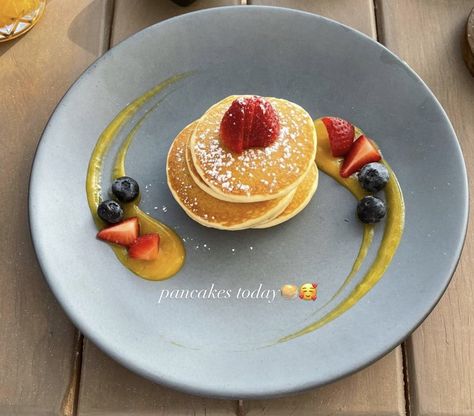 Pancake Presentation Ideas, Roasted Chicken Plating, Fine Dining Breakfast Ideas, Pancake Plating Ideas, Plating Ideas Main Course, Pancake Plating, Tiramisu Plating, Cake Plating Ideas, Pancake Decoration