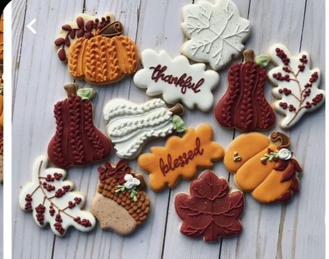 Thanks Giving Royal Icing Cookies, Fall Leaves Cookies Royal Icing, Fall Theme Cookies, Fall Cookies Decorated With Royal Icing, Thanksgiving Sugar Cookies Royal Icing, Fall Cookies Decorated, Fall Sugar Cookies, Thanksgiving Cookies Decorated, Cookies Thanksgiving