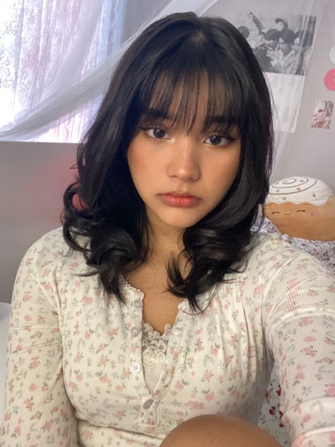 Hot Wispy Bangs, Bangs With Medium Hair Black, Medium Length Haircut With Full Bangs, Medium Hair Bangs Round Face, Hair Styles Shoulder Length With Bangs, Wispy Bangs On Thick Hair, Cute Haircuts Bangs, Bangs For Layered Hair, Latina Wispy Bangs