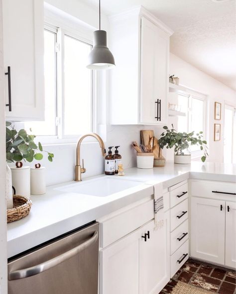 KATIE STAPLES on Instagram: “When we first updated our kitchen I selected brass pulls for the cabinetry. After they were installed, I immediately regretted not going…” Koti Diy, Black Cabinet Hardware, Black Kitchen Cabinets, White Quartz Countertop, White Countertops, Interior Modern, Counter Tops, Decor Minimalist, White Cabinets