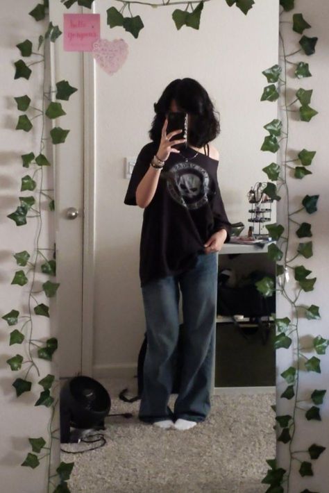 Outfit Inspo Black Baggy Jeans, Grundge Girl Fits, Grunge T Shirt Outfit, Simple Alt Outfits For School, Girls Grunge Outfits, Simple Outfits Grunge, Gruge Outfits Girl, Grunge Outfits Cute, Grunge Outfits With Sweatpants