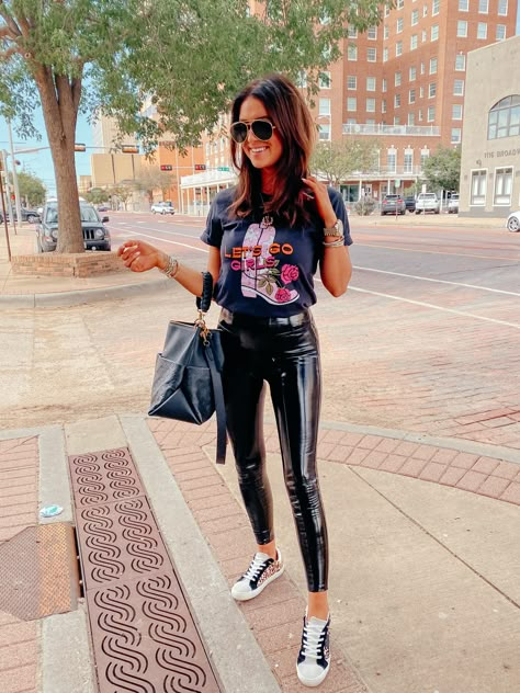 Leather Leggings Outfit Summer, Leather Leggings Summer, Legging Tshirt Outfit, Patent Leather Leggings Outfit, Tights With Sneakers, Leather Leggings Outfit Night, Faux Patent Leather Leggings, Leggings Outfit Spring, Leggings Outfit Summer