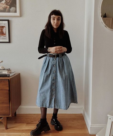 Alt Fall Outfits, Denim Midi Skirt Outfit, Outfit Dark, Midi Denim Skirt, 90s Inspired Outfits, Midi Skirt Outfit, Midi Denim, Witchy Fashion, Skirt Vintage