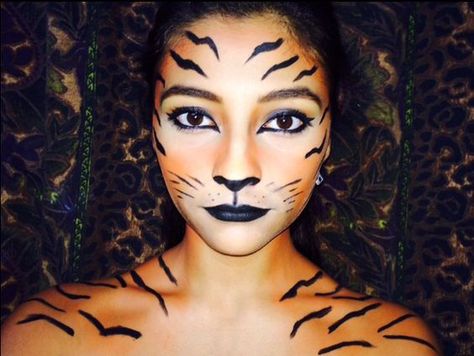 DIY Tiger Halloween Costume Idea Tiger Costume Diy, Tiger Face Paint, Carnaval Make-up, Tiger Halloween Costume, Tiger Makeup, Tiger Halloween, Meme Costume, Halloween Makeup Clown, Halloween Make-up Looks