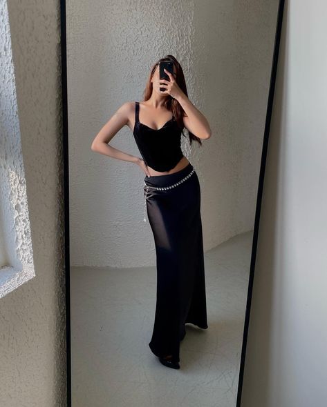 Black Silk Long Skirt Outfit, Long Silk Skirt Outfit, Black Silk Skirt Outfit, Maxi Skirt High Waisted, Silk Skirt Outfit, Long Silk Skirt, Black Skirt Outfits, Skirt Aesthetic, Long Skirt Summer