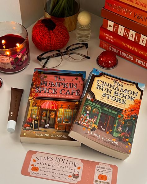 I hope this picture smells like spiced apple and cinnamon to you 🍂🧺🕰️🌰✨ QOTD: what’s one book you would recommend to everyone? 🍁 Trying to get some reading done this week so I can finally post some more recommendations and some mini reviews! I’ve been in a bit of a slump lately because I’ve just been focused on a load of other things but now that the weather is finally starting to cool down and get more dreary I’m excited to pick up some books from my tbr 🫶🏻 . . . . #book #booklover #reader... Fall Vibes Books, Fall Book Aesthetic, Book Reader Aesthetic, Bookish Ideas, Romantasy Books, Fangirl Book, Romcom Books, Fall Books, Apple And Cinnamon