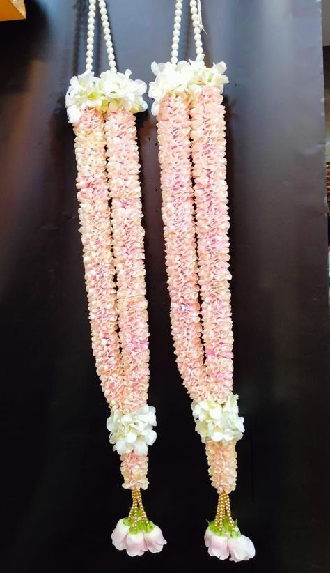 Garland Marriage, Garland Wedding Indian, Toran Flower, Varmala Designs, Rose Garland Wedding, Flower Toran, Indian Wedding Garland, Fresh Flower Jewelry, Indian Wedding Flowers