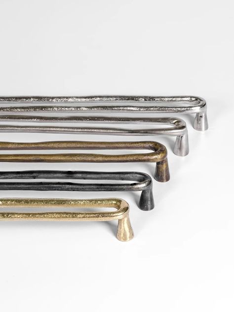 Luxury Hardware Brands: Pull Bar Handles from Mi&Gei – Mi&Gei Hardware Design Studio Cabinet Hardware Backplate, Copper Handles Kitchen, Sanderson House, Champagne Bronze Kitchen Hardware, Cabinet Hardware Ideas, Luxury Hardware, Bronze Bedroom, Kitchen Shelf Brackets, Bronze Door Handle