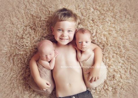 Newborn Twin Photos, Twins Posing, Newborn Twins Photography, Newborn Sibling, Twin Pictures, Sibling Pictures, Twin Photography, Milestone Photography, Foto Newborn