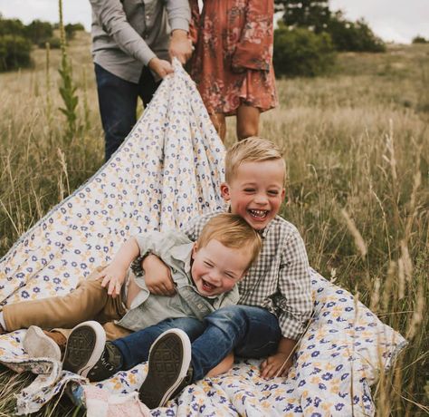 Blanket Family Photoshoot Ideas, Family Photos Mountains Fall, Family Photoshoot Bubbles, Family Photoshoot Props Outdoor, Family Photo Vibes, Family Photoshoot Theme Ideas, Family Pictures Picnic, Cottage Family Photoshoot, Outdoor Photoshoot Props Ideas