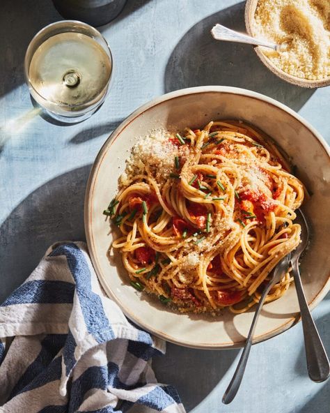 Tomato Confit Cacio e Pepe - What's Gaby Cooking Healthy Spaghetti Bolognese, Spaghetti Bolognese Recipe, Spaghetti Recipes Easy, Simple Spaghetti, Gluten Free Spaghetti, Whats Gaby Cooking, Tesco Real Food, Bolognese Recipe, Recipes Pasta