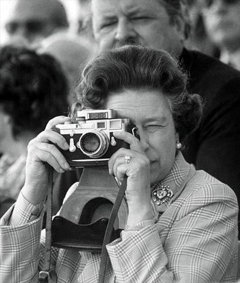 HRH Queen Elizabeth II and her Leica Mark Phillips, Fotocamere Vintage, Queen Liz, Queen Elisabeth, Diane Arbus, Reine Elizabeth Ii, Robert Frank, Reine Elizabeth, Elisabeth Ii