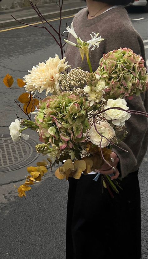 Tuscan Wedding Palette, Flower Shop Asethic, Autumnal Wedding Bouquet, Unique Flower Arrangements Creative Floral Design, Autumn Flowers Aesthetic, Flower Arrangement Aesthetic, Flower Arrangements Aesthetic, Fall Flowers Aesthetic, Florist Aesthetic