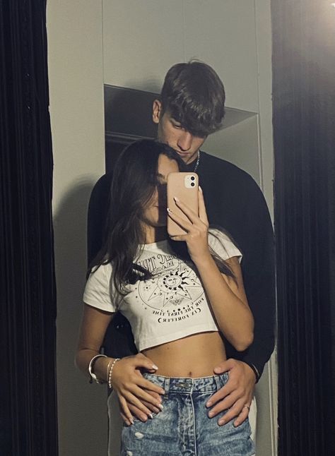 Cute Couple Pics Mirror Selfie, Couple Poses Mirror Pic, Mirror Pic Couple Aesthetic, Mirror Poses With Boyfriend, Mirror Photos With Boyfriend, Trends To Do With Your Boyfriend, Hot Mirror Poses Of Couple, Boyfriend Pictures Mirror Selfie, Mirror Pics For Couples Ideas