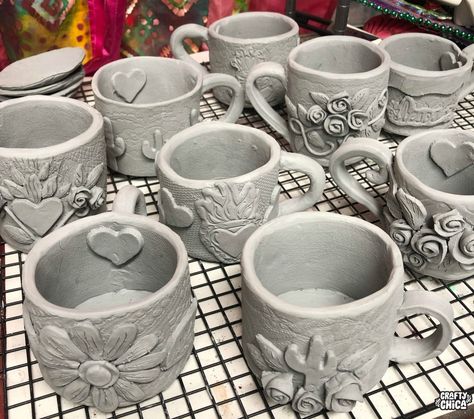 A Beginner's Guide to Hand-Built Pottery Mugs - The Crafty Chica Itsekovettuva Savi, Coil Pottery, Tanaman Pot, Beginner Pottery, Pottery Handbuilding, Slab Pottery, Hand Built Pottery, Clay Mugs, Pottery Techniques