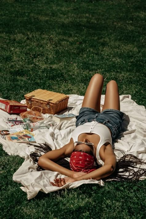 Picnic For One Aesthetic, Aesthetic Picnic Photos, Spring Summer Photoshoot, Photoshoot Ideas For Clothes, Summer Garden Photoshoot, Photoshoot Ideas Outside Summer, Photoshoot Garden Ideas, Solo Picnic Aesthetic, July Photoshoot Ideas