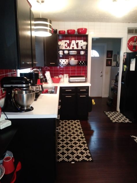 Red Black And Gold Kitchen Decor, Black And Red Kitchen Ideas Decor, Bathroom Decor Red And Black, Red Gray And Black Kitchen Ideas, Red And Black Kitchen Ideas Apartments, Red Black And Grey Kitchen Ideas, Red Kitchen Decor Ideas Apartments, Red Black And White Kitchen Decor Ideas, Red Black And White Bathroom Ideas