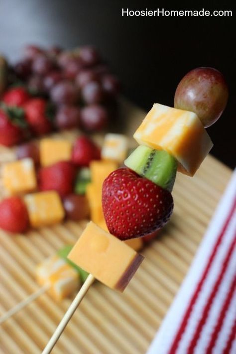 Cheese Kabobs, Fruit Kabob, Lunchbox Kids, Healthy Afternoon Snacks, Easy Lunch Boxes, Fruit Kabobs, Tailgate Food, Kid Food, Snacks Für Party