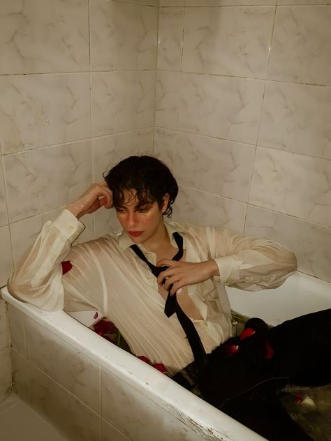 Man Bathtub Photography, Bathtub Shoot Ideas, Bathtub Pose Reference Drawing, Aesthetic Bathtub Photography, Bathtub Aesthetic Photoshoot, Bathtub Shoot Photography, Bathtub Poses Drawing, Bathtub Photo Ideas, Sitting In Bathtub Pose Reference