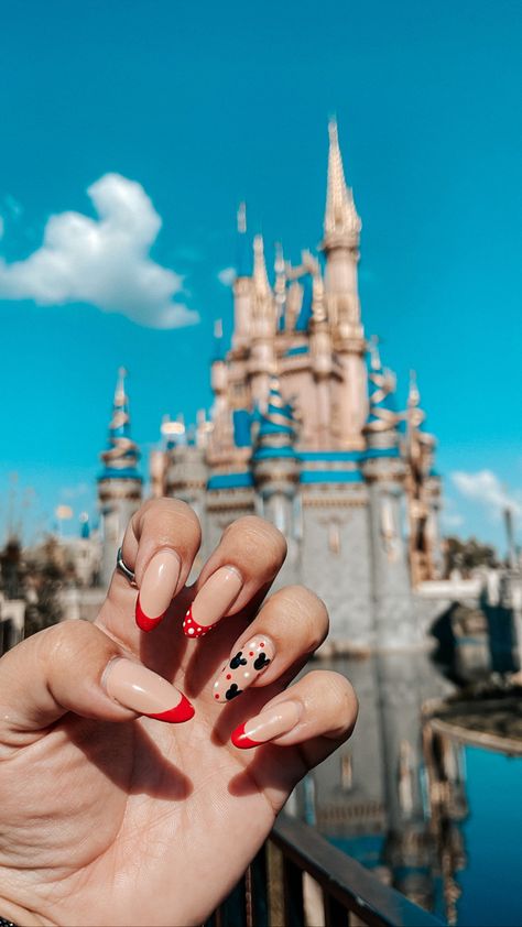 Disney Theme Acrylic Nails, Mickey Almond Nails, Disney Nail Designs French Tips, Disney Nails Oval, Mickey Inspired Nails, Acrylic Nails Disney Designs, Disneyworld Nails Acrylics, Cute Nails For Disney World, Simple Disney Nails Almond