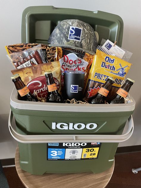 Bucket Raffle Basket Ideas, Cooler Basket Raffle Ideas, Golf Gift Basket Ideas Diy, Prize Basket For Men, Fishing Auction Basket, Beer Auction Basket Ideas, $100 Raffle Basket Ideas, Stag Party Raffle Prize Ideas, Cooler Silent Auction Basket