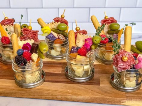 Interesting Snacks, Individual Appetizers, New Food Trends, Fancy Dinner Party, Mini Mason Jars, Charcuterie Inspiration, Charcuterie Recipes, Catering Food, Cheese Spread