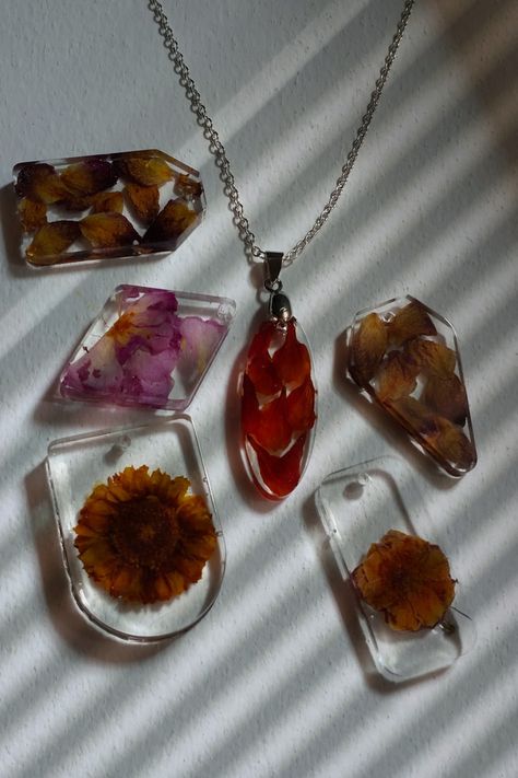 Preserved real flower Preserved Flower Necklace, How To Preserve Flowers, Real Flowers, Flower Necklace, Flower Shop, Pendant Necklace, Pendant, Flowers, Quick Saves