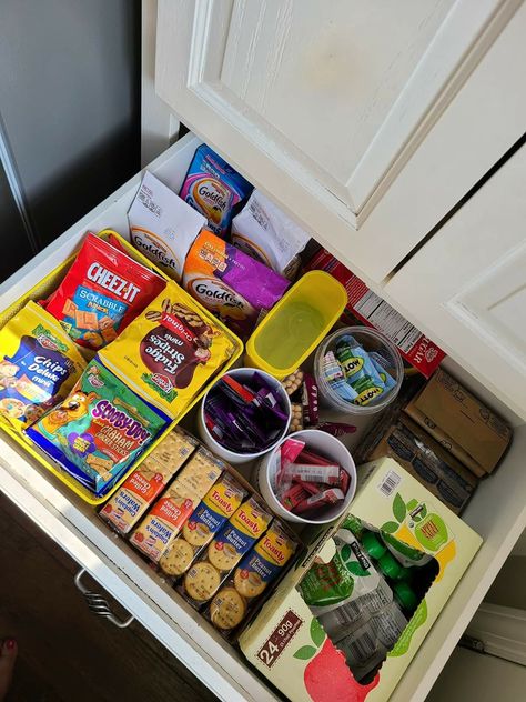 Snacks In Bedroom, Dorm Snacks, Cubby Ideas, Snack Drawer, Snackle Box, Snack Station, Clean Eating Grocery List, Snack Organizer, Party Food Buffet