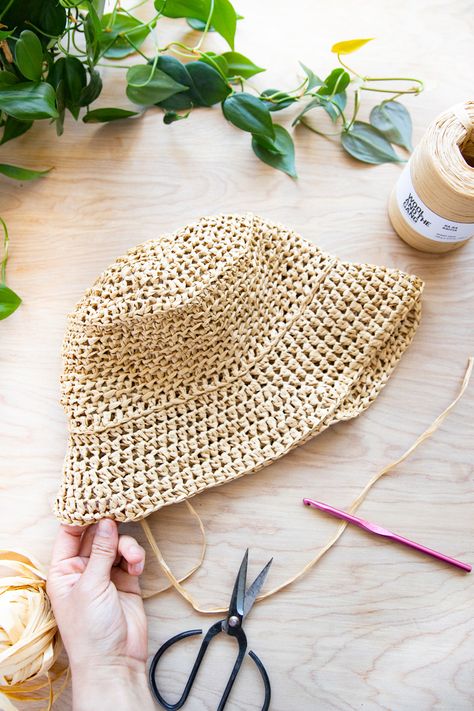 Raffia Crochet Bucket Hat – Free Pattern! Crocheted Bucket Hat Pattern, Raffia Yarn Crochet, Raffia Hat Crochet Pattern, Bucket Hat Knitting Pattern, Crochet Straw Hat, Crochet Straw Bucket Hat, Crochet Hat Summer, Summer Crochet Bucket Hat, Crochet Beach Hat